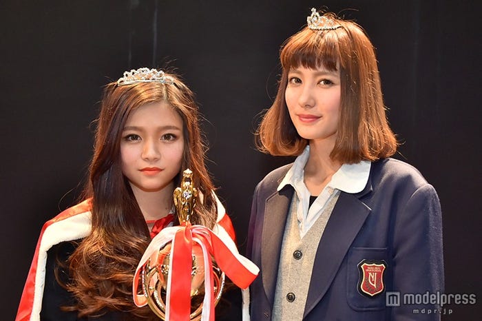 「関西女子高校生ミスコン2014」グランプリの「みゆ」さん(左)、準グランプリの「あやか」さん(右)