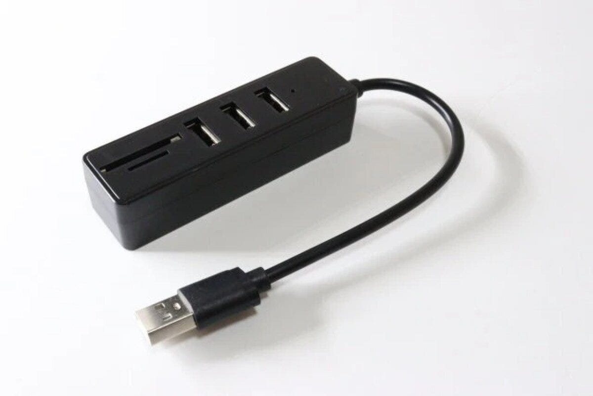 黒いUSBハブとUSBケーブルが白い背景に置かれている