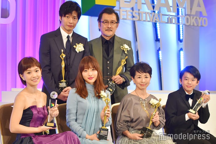 (後列左から)田中圭、吉田鋼太郎(前列左から)イェン、石原さとみ、阿川佐和子、田中奏生 (C)モデルプレス