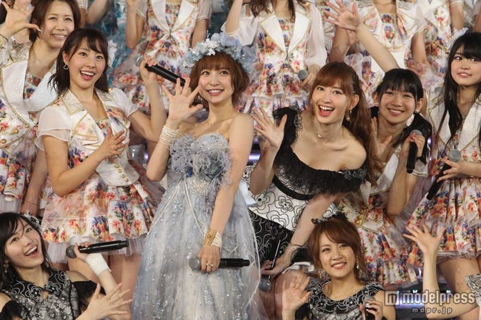 「上からマリコ」/「AKB48 2013真夏のドームツアー~まだまだ、やらなきゃいけないことがある~」福岡公演2日目より(C)AKS
