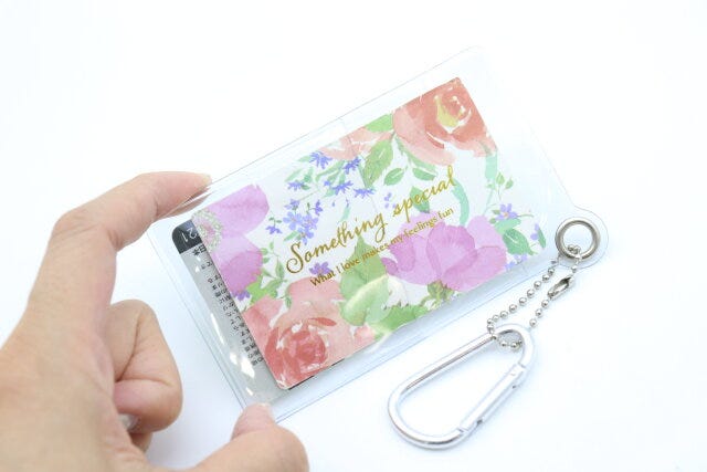 ダイソー IDケース(クリア、乳白、黒) ダイソーのカラビナ付きIDケース(クリア、乳白、黒)