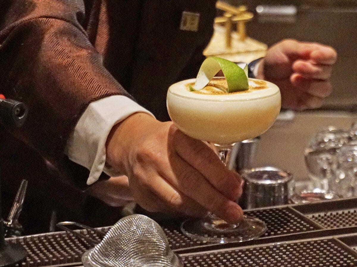 コモドア―・クラブでは歴代のコモドアー（提督）がテーマのカクテルも楽しめる。写真は「パンチ・ロメーヌ・ア・ラ・カラパチア」