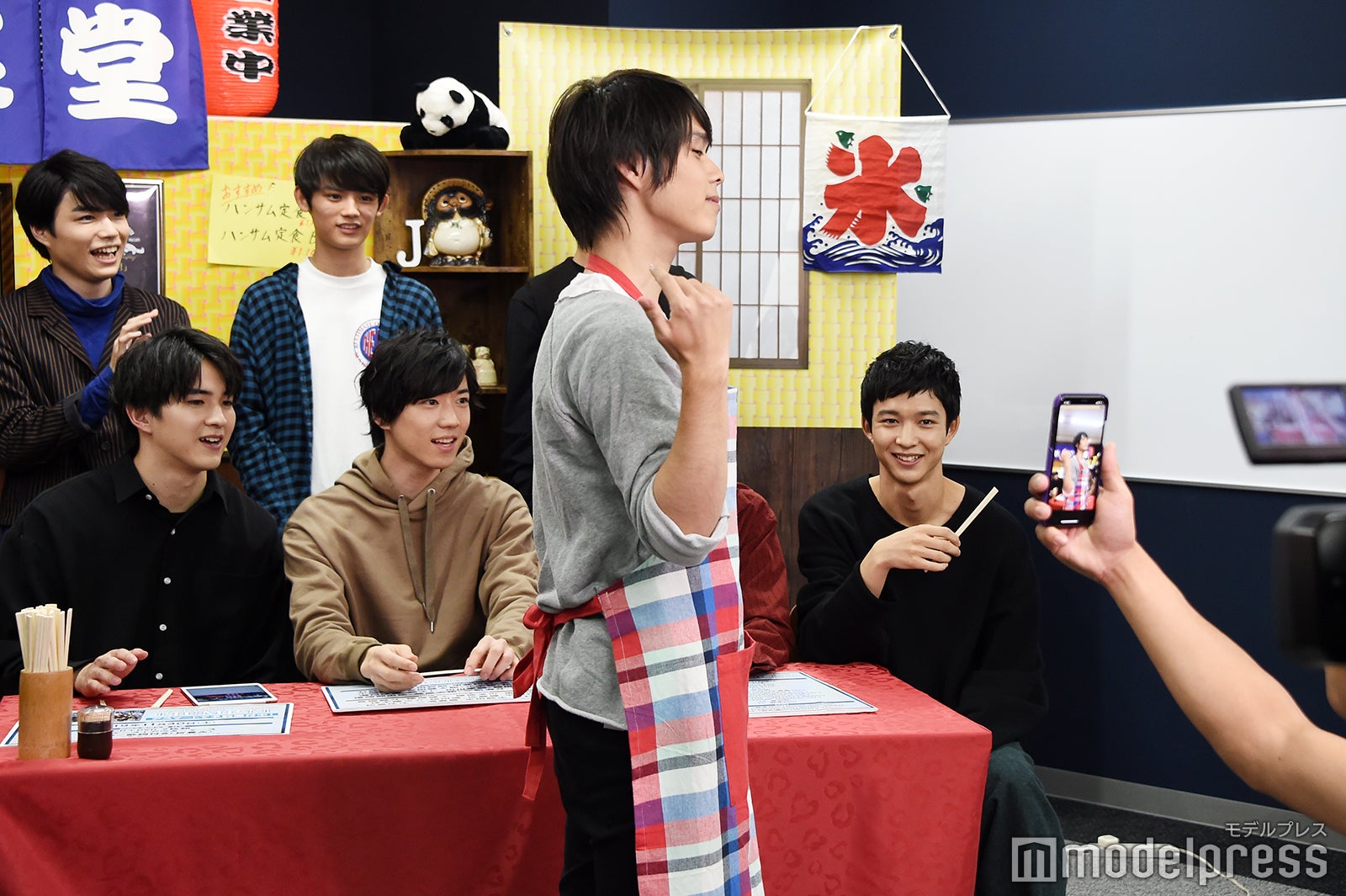 決めポーズを披露する細田佳央太（C）モデルプレス