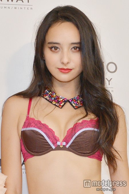 石田ニコル、ランジェリー姿で色気アピール「いつもとは違う下着」