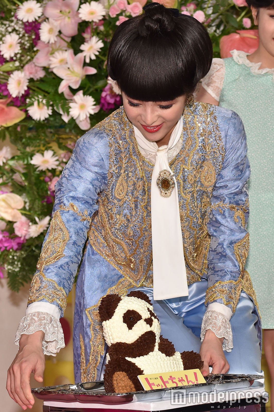 パンダケーキを運ぶ清野菜名（C）モデルプレス