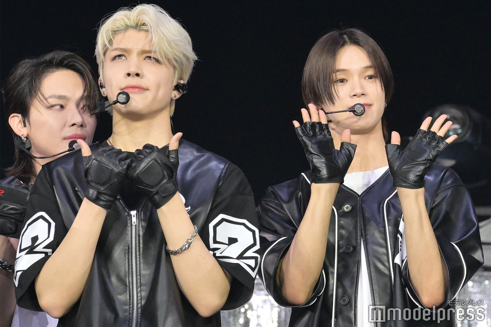 モニターに映る自分をチェック中のMAKI、ファンを見つけたK「BEAT AX」&TEAM（C）モデルプレス