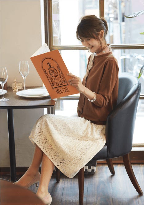 レースプリーツスカート¥4,990/earth music&ecology(earth music&ecology red store新宿) カーディガン¥12,000/LOUNIE(C)TOPLOG