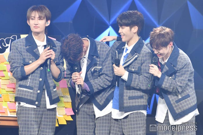 涙こぼすアントニーのもとに集まったハルト、ユウト、タクト(C)モデルプレス