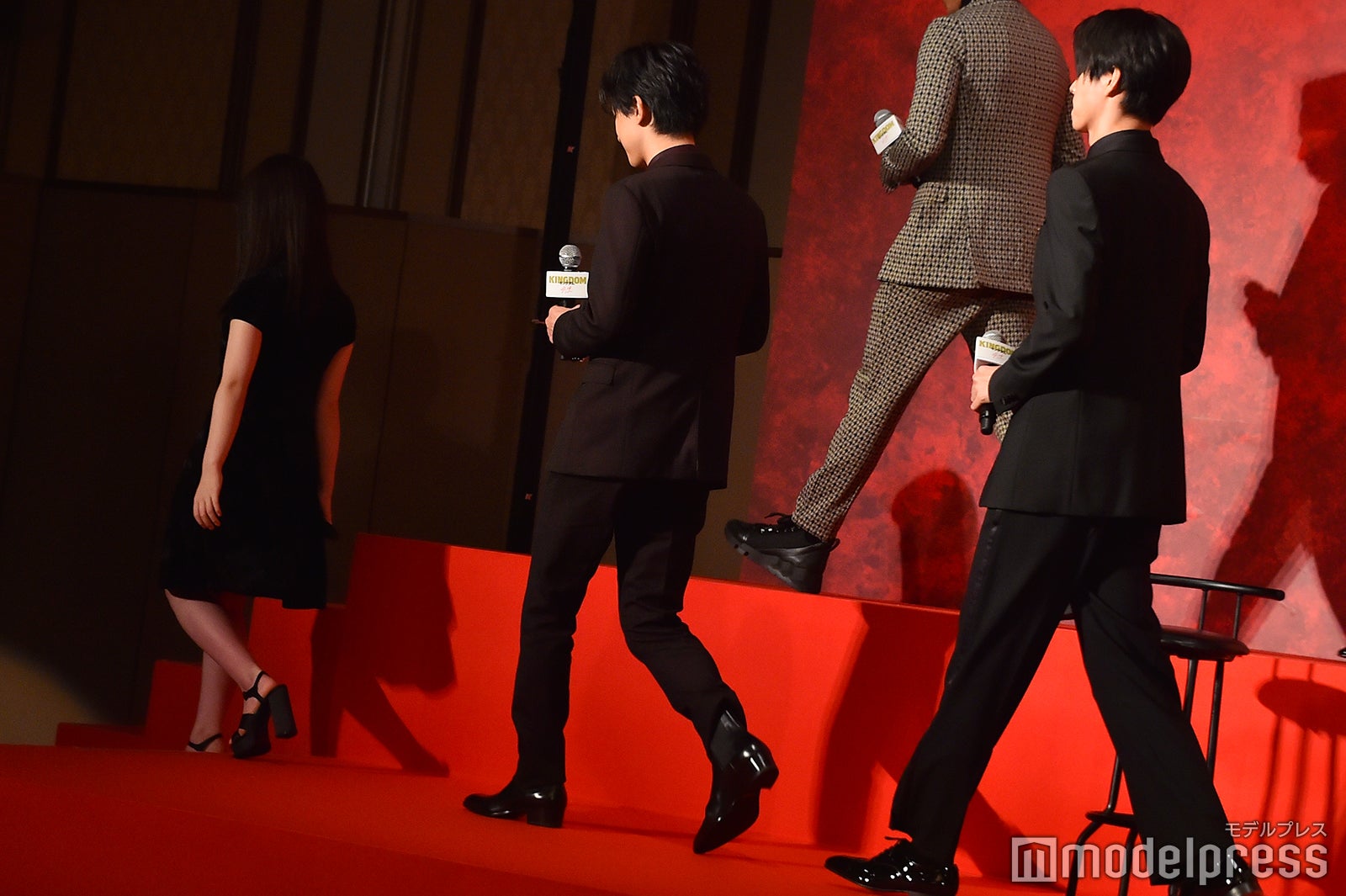 吉沢亮、山崎賢人の後ろ姿 （C）モデルプレス