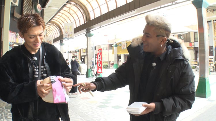 Exile Shokichi Crazyboy Elly がコーデ対決 大阪でぶらり散歩 モデルプレス Exile Shokichi Crazyboy Elly がコーデ対決 大阪でぶらり散歩 モデルプレス