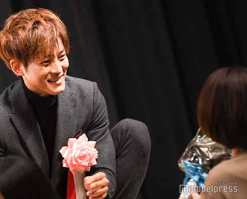 松坂桃李、ファン殺到で異例事態 2連続受賞の表彰式で会場騒然<第40回ヨコハマ映画祭>