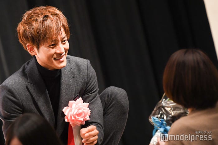 プレゼントを受け取る松坂桃李 (C)モデルプレス