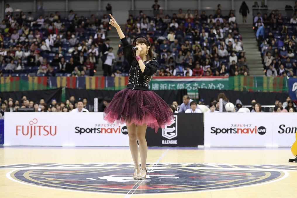 柏木由紀、ミニスカで美脚全開 自作詞楽曲初披露に観客うっとり