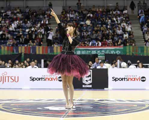 柏木由紀、ミニスカで美脚全開 自作詞楽曲初披露に観客うっとり