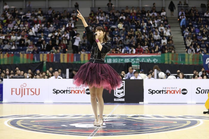 柏木由紀、ミニスカで美脚全開 自作詞楽曲初披露に観客うっとり