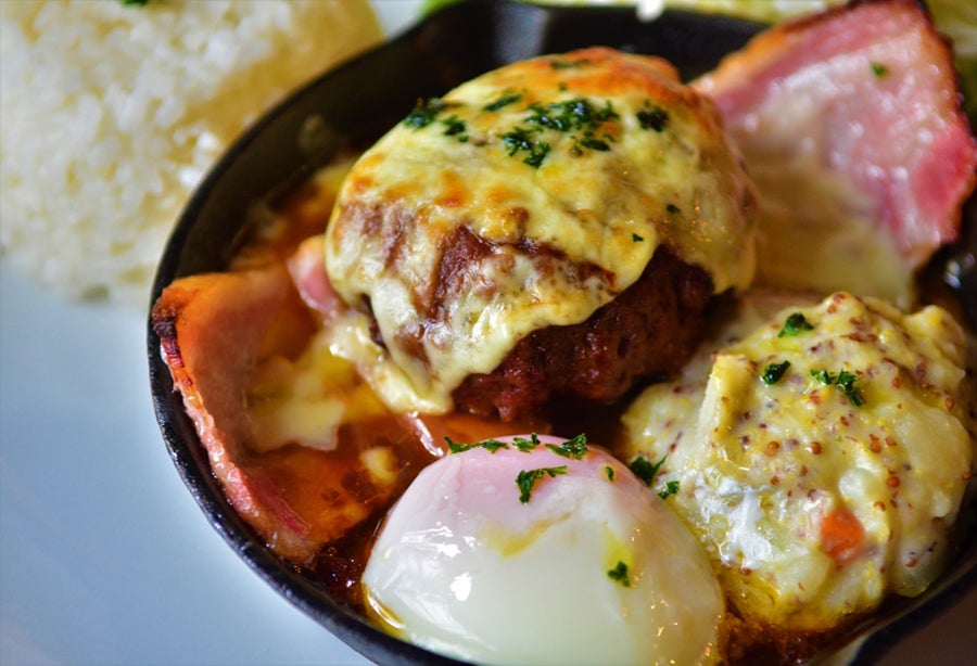 ARMWOOD COTTAGE 「粗びきハンバーグの鉄板ステーキ~ベーコン&とろとろチーズのバーガーソース~」(1200円)