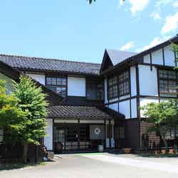 富山市八尾町の山間部に建てられた小学校の分校を移築した「桂樹舎・和紙文庫」／提供画像