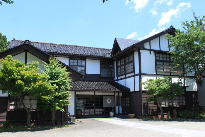 富山市八尾町の山間部に建てられた小学校の分校を移築した「桂樹舎・和紙文庫」／提供画像