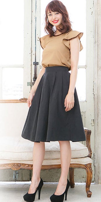 袖フリルバイカラーブラウストップス「神戸レタス」2380円（税込）／画像提供：神戸レタス