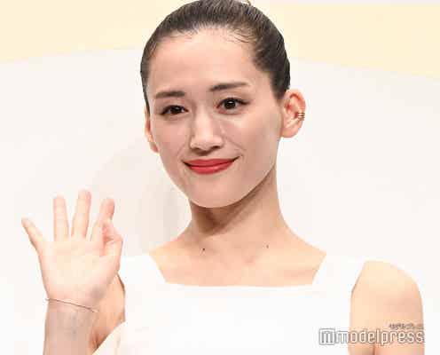 綾瀬はるか、美素肌輝く肩出しショット公開「女神」「息を呑む美しさ」と反響続々