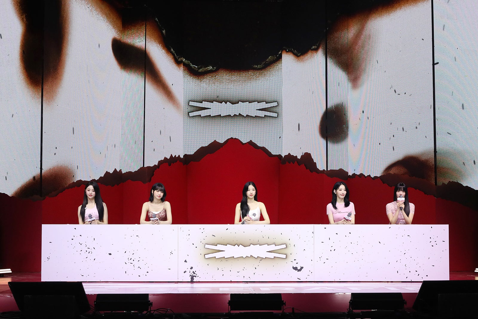 LE SSERAFIM（左から）ユンジン、チェウォン、カズハ、サクラ、ウンチェ（P）＆（C）SOURCE MUSIC