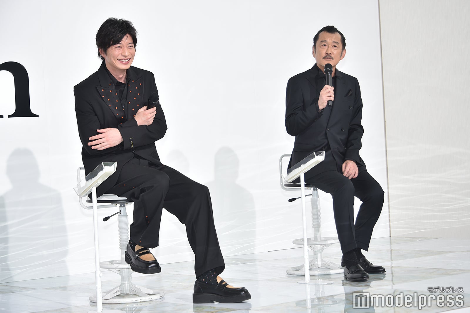 吉田鋼太郎の話に思わず笑いだす田中圭（C）モデルプレス