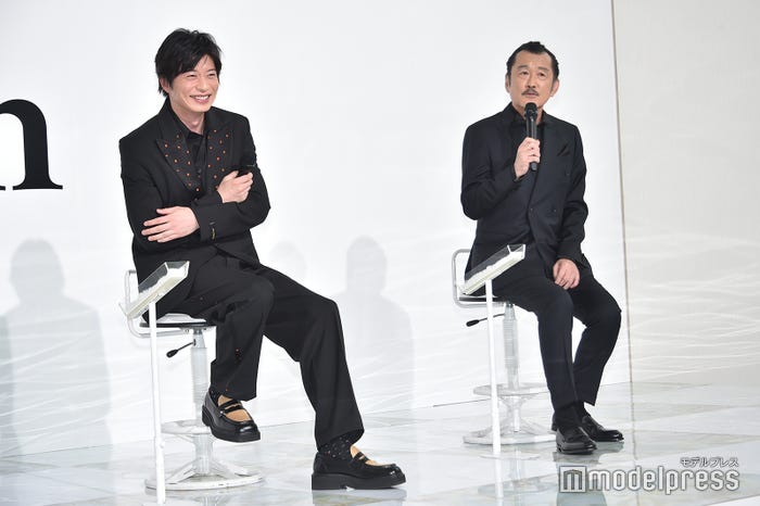 吉田鋼太郎の話に思わず笑いだす田中圭(C)モデルプレス