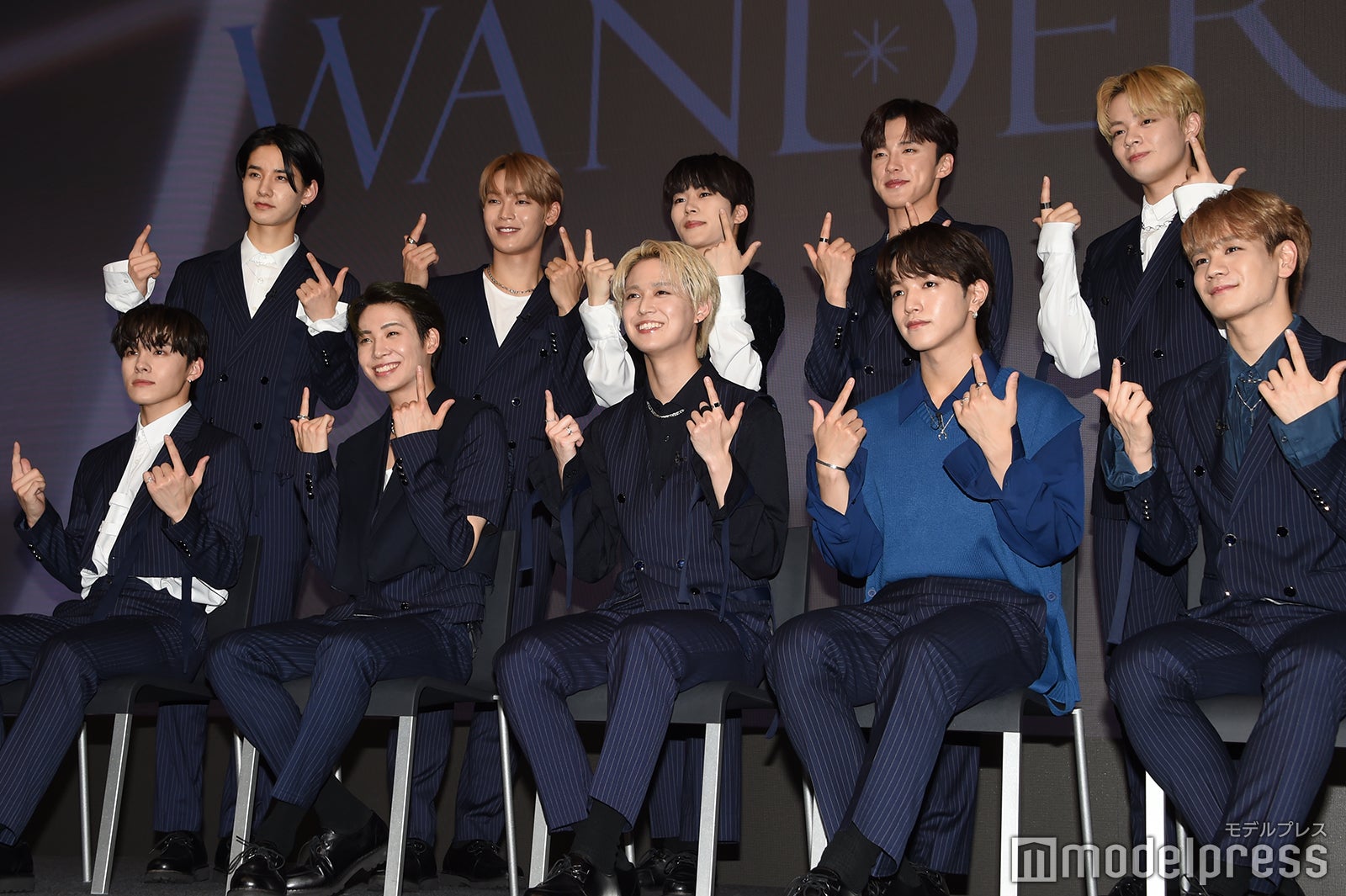 （後列）佐藤景瑚、與那城奨、木全翔也、河野純喜、鶴房汐恩（前列）川西拓実、川尻蓮、白岩瑠姫、大平祥生、豆原一成 （C）モデルプレス