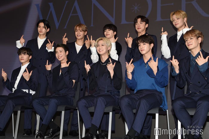 (後列)佐藤景瑚、與那城奨、木全翔也、河野純喜、鶴房汐恩(前列)川西拓実、川尻蓮、白岩瑠姫、大平祥生、豆原一成 (C)モデルプレス 川西拓実(C)モデルプレス