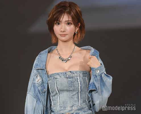 “伝説のキャバ嬢”ひめか、美デコルテ大胆披露 デニムセットアップコーデで登場【札幌コレクション2024SS】