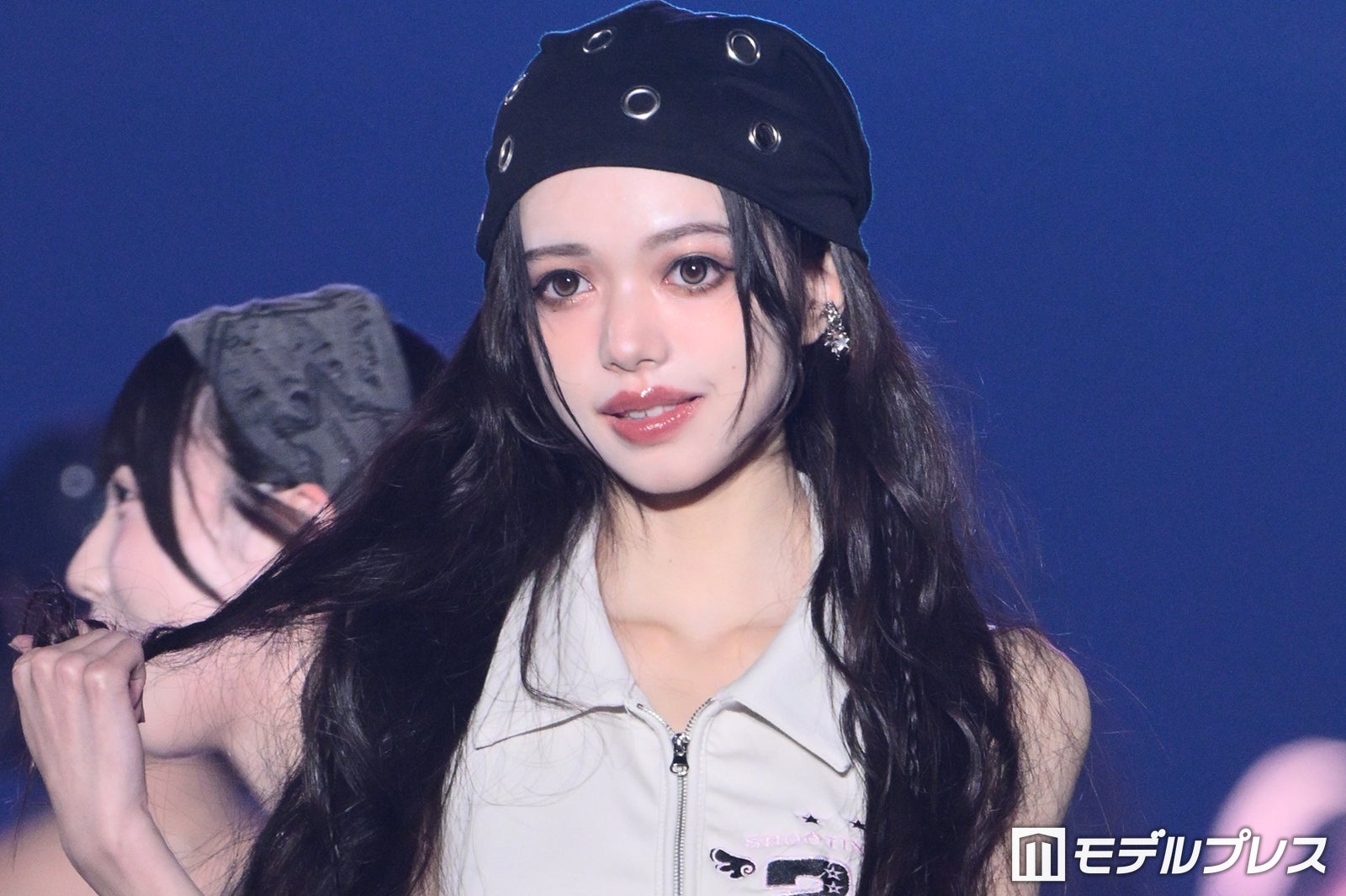 MORE STAR中山こはく、圧巻スタイル際立つミニ丈衣装姿 クールな笑みにキュン【IDOL RUNWAY COLLECTION 2026A/W】