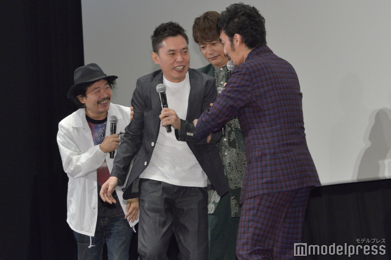 草なぎ、香取に取り押さえられ… （C）モデルプレス