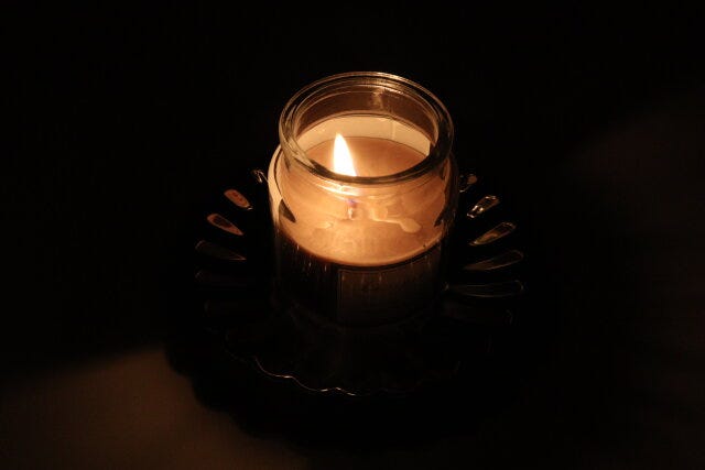 グラスインキャンドル（ベージュ）　点灯