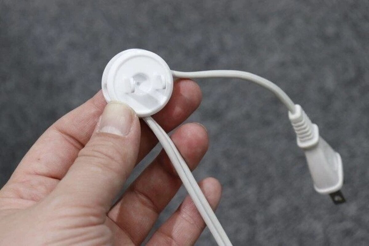 ダイソー　コンセントプラグホルダー