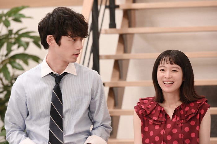 清野菜名、坂口健太郎/「婚姻届に判を捺しただけですが」第2話より(C)TBS