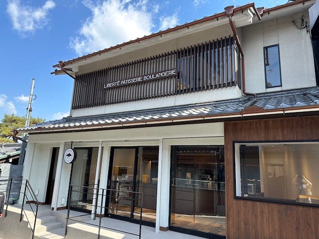 京都・清水坂にオープンしたパリ発のクロワッサン・焼菓子・ドリンクのテイクアウト専門店で、店舗限定メニューが大ブレイク!