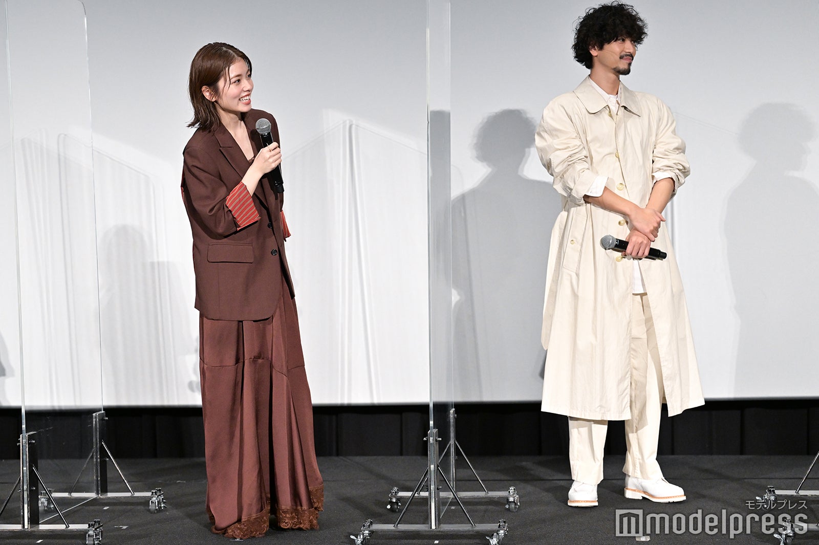 小芝風花、黒羽麻璃央（C）モデルプレス