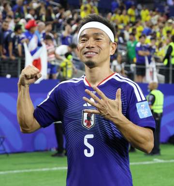 W杯スタンドに女優妻いた！長友佑都が5大会連続の投入 ポニーテールの綺麗ママ、平愛梨が美しく 4児の母、妻も3回目W杯