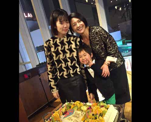 島崎遥香、誕生日に“母”小泉今日子らとの豪華ショット公開「すっかり女優」と反響