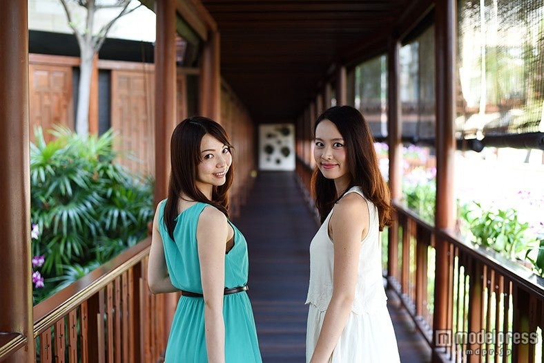 トリートメントルームまでは緑豊かな庭園が広がる／モデル：富田千穂、三好利奈