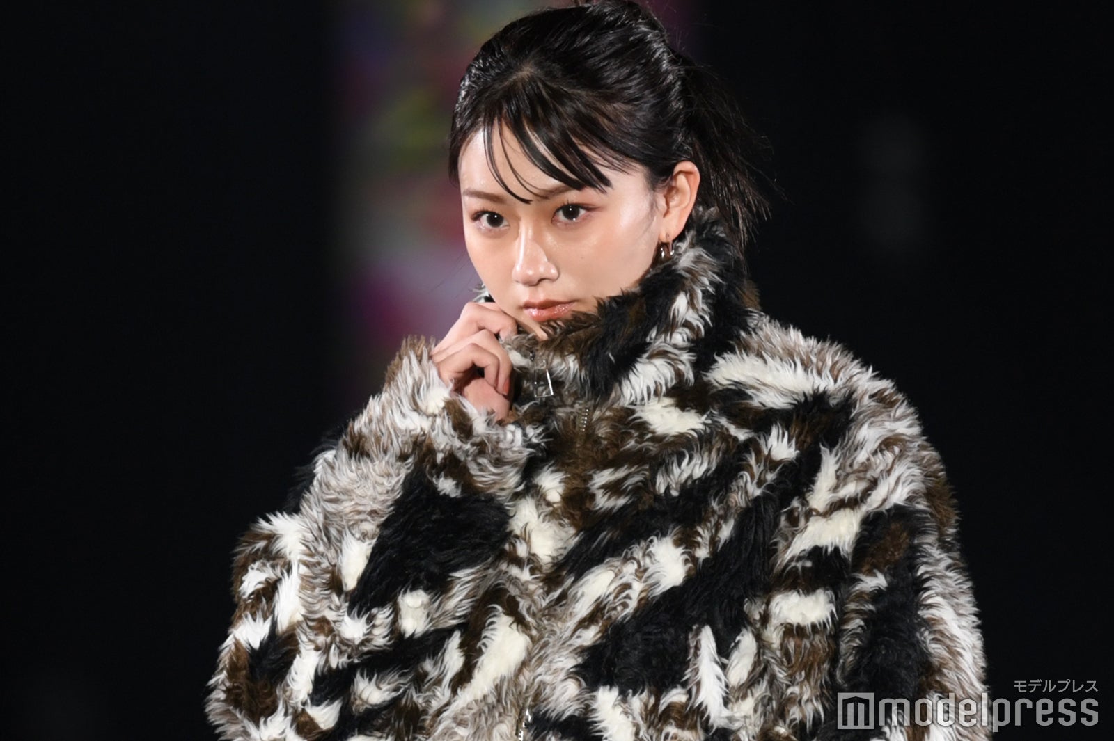 みとゆな、ボアブルゾン×デニムスタイルで存在感放つ【札幌コレクション 2024 A／W】