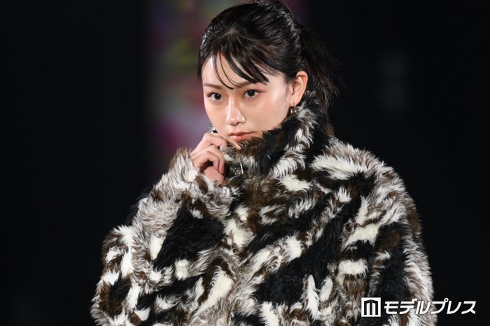 みとゆな、ボアブルゾン×デニムスタイルで存在感放つ【札幌コレクション 2024 A／W】