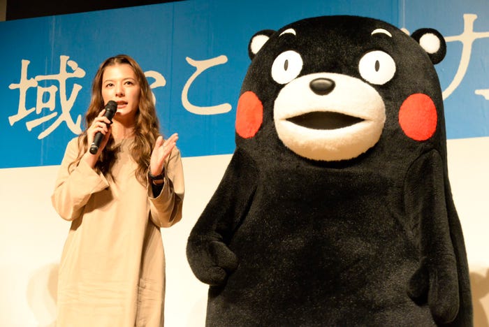 (左から)スザンヌ、くまモン(提供写真)