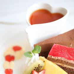 日替わりバレンタインスイーツとフルーツの盛り合わせ/画像提供:作東バレンタインホテル