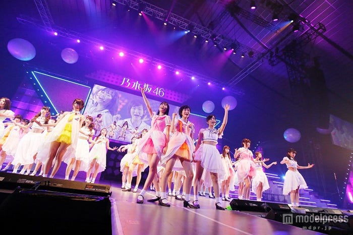 生駒里奈(中)、生田絵梨花(左)、星野みなみ(右)/乃木坂46全国ツアーファイナル公演より