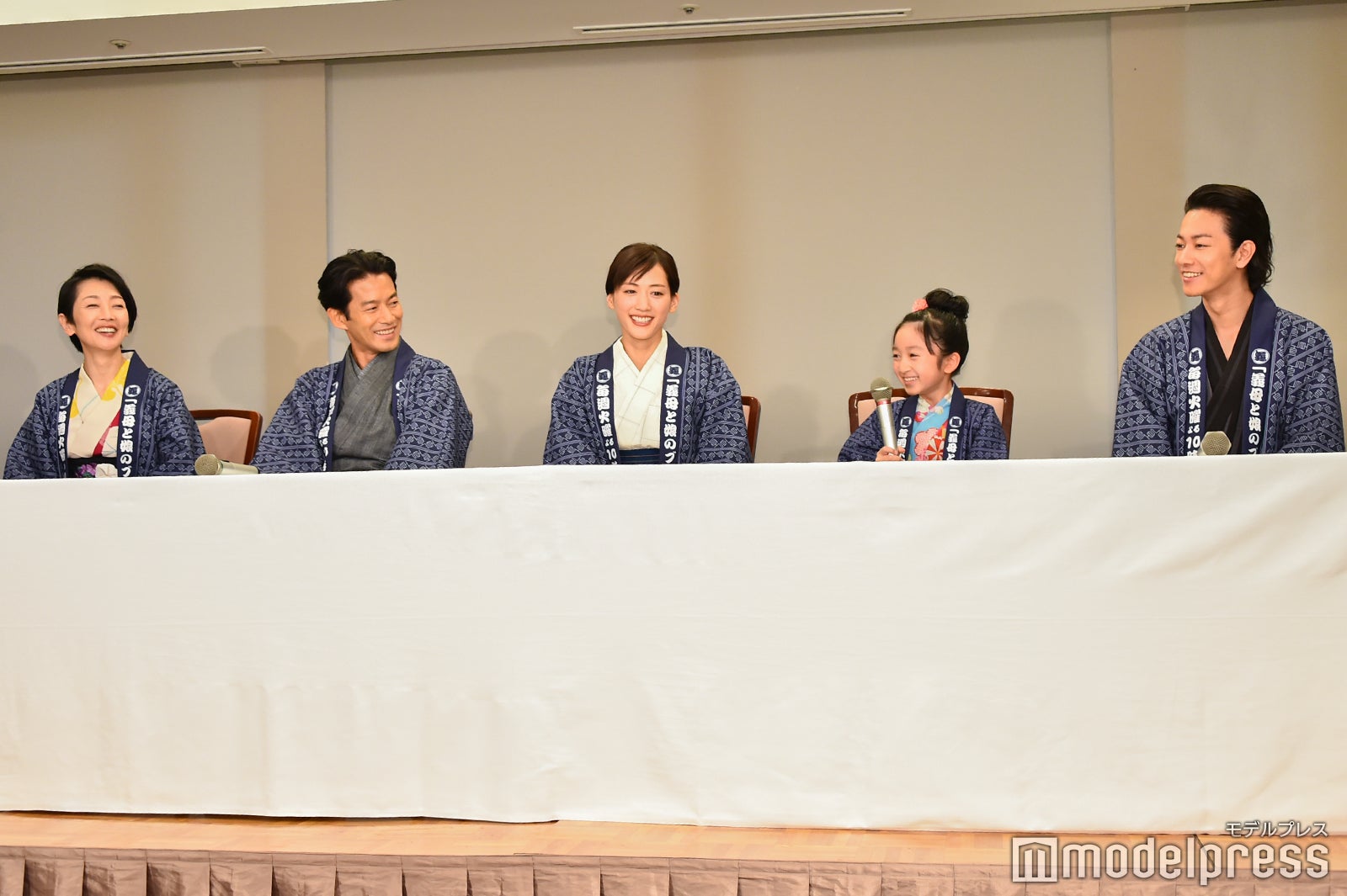 麻生祐未、竹野内豊、綾瀬はるか、横溝菜帆、佐藤健 （C）モデルプレス