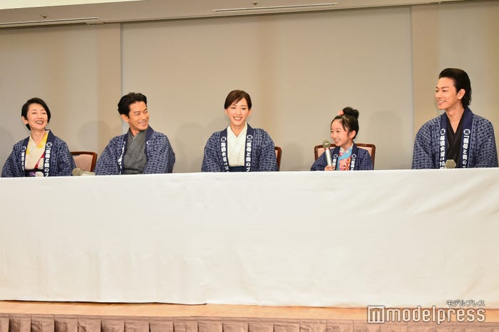 麻生祐未、竹野内豊、綾瀬はるか、横溝菜帆、佐藤健 (C)モデルプレス
