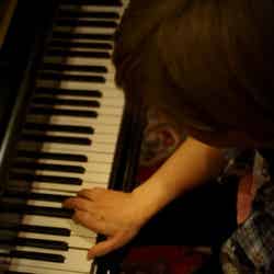 ロンドンのスタジオにてピアノを弾く小室哲哉