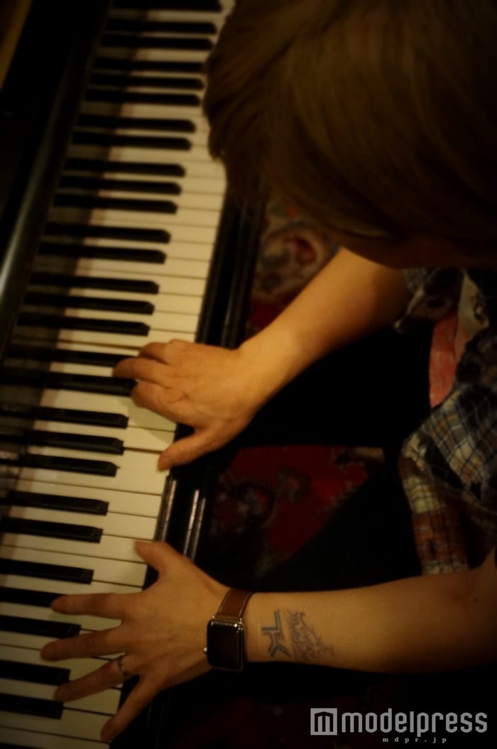 ロンドンのスタジオにてピアノを弾く小室哲哉