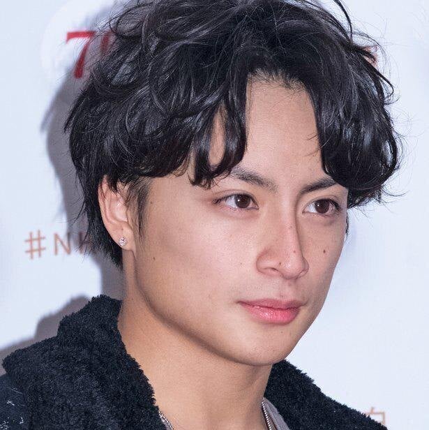 白濱亜嵐、自然な表情のアップ写真にファン歓喜「男でもほれる…」「綺麗な二重！」 - モデルプレス